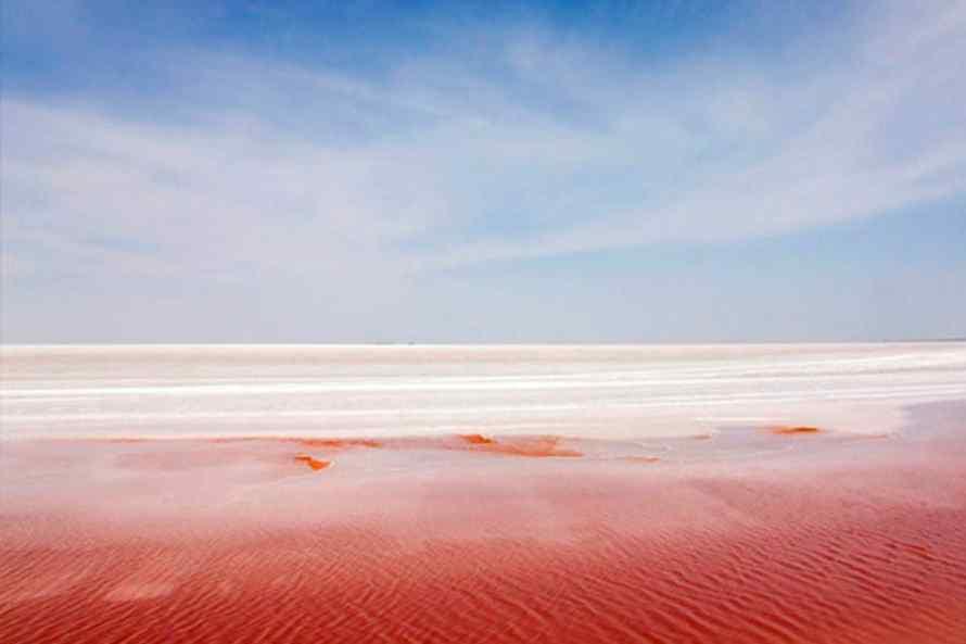 ทะเลเกลือในทะเลทราย Chott El Jerid Salt Lake ประเทศตูนิเซีย ทะเลเกลือในทะเลทราย Chott El Jerid Salt Lake ประเทศตูนิเซีย