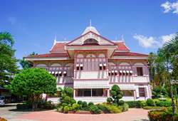 คุ้มวงศ์บุรี หรือ บ้านวงศ์บุรี อาคารสีชมพูเก่าแก่กว่า 100 ปี 