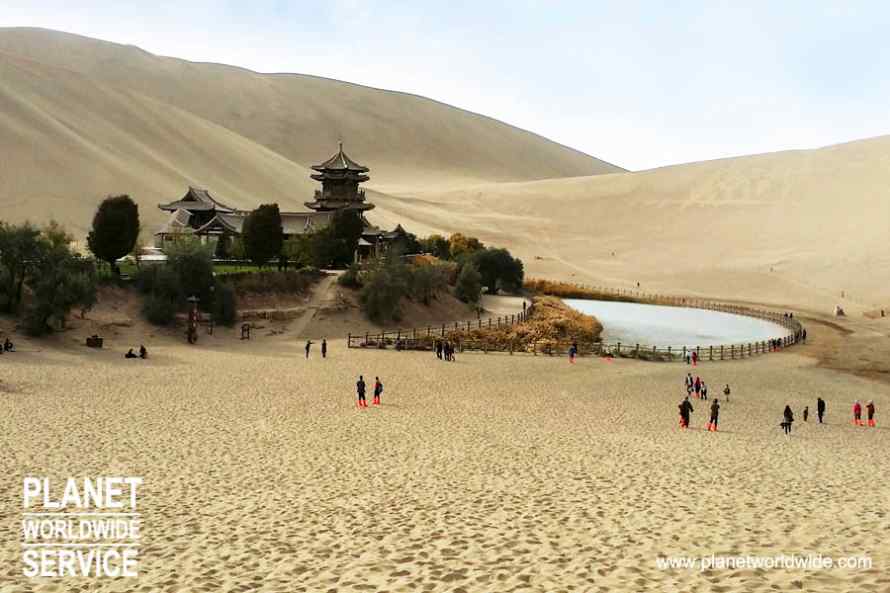 สระน้ำพระจันทร์เสี้ยว