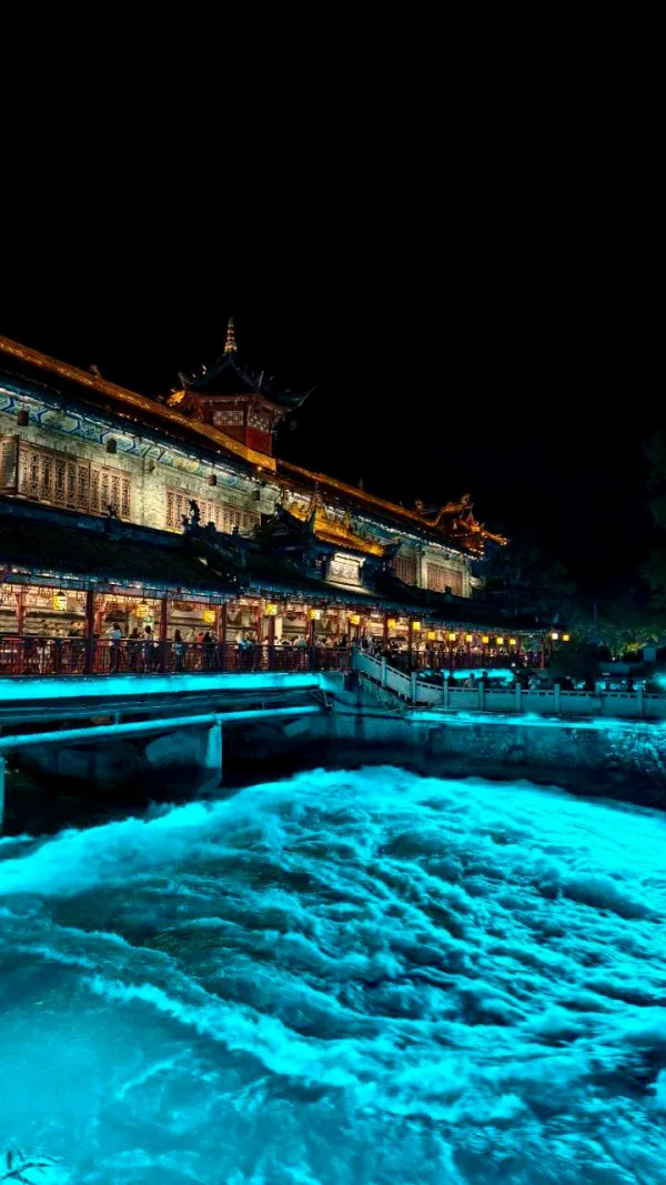 บรรยากาศ เมืองตูเจียงเยี่ยน ยามค่ำคืน