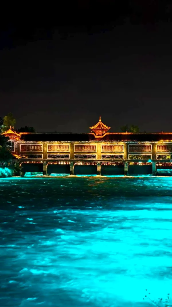 บรรยากาศ เมืองตูเจียงเยี่ยน ยามค่ำคืน