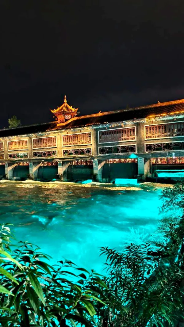 บรรยากาศ เมืองตูเจียงเยี่ยน ยามค่ำคืน
