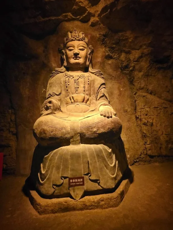 อลังการ ถ้ำพระพันธ์องค์ เมืองจี่หนาน